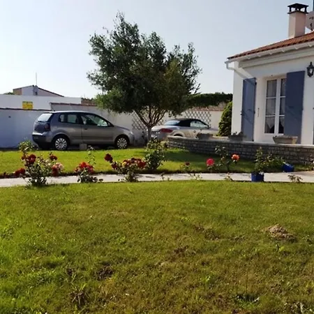 Maison Ile De Re Avec Piscine Chauffee Et Velos Holiday home *